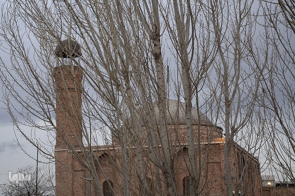 از زمان شاه طهاسب یکم، تنها دو طاق مرمرین در این مسجد باقی مانده که جنبه تاریخی دارد.
