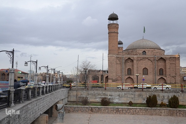 در کنار یکی از طاق‌های مسجد شاه طهماسب سنگ‌نوشته‌ای مرمرین و در بالای طاق دیگر سوره الجن نوشته شده است.
