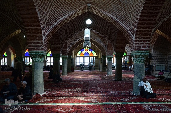 مسجد مجتهد در تبریز، جنب غربی بازار واقع شده است.
