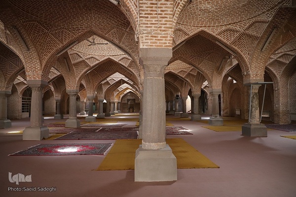 مسجد جامع تبریز یکی از بناهای تاریخی شهر تبریز است.
