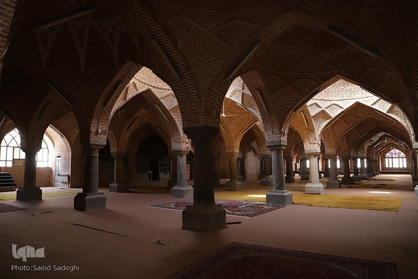 مسجد جامع تبریز از جمله بناهای منحصر به فردی است که قسمت‌های مختلف آن در دوره های مختلفی از تاریخ بنا شده است.
