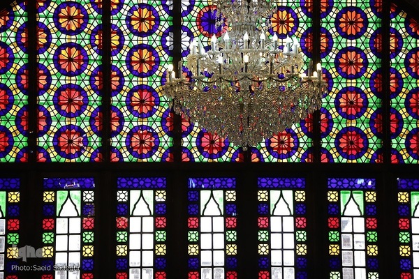 محراب مسجد جامع تبریز با داشتن تزیینات گچ‌بری بسیار زیبا ارزش توجه بیشتر را دارد.‎
