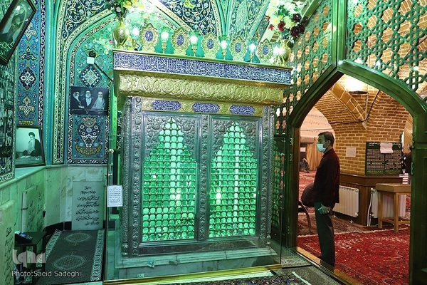 آیت‌الله سیدمحمدعلی قاضی طباطبایی در مسجد تاریخی مقبره از عوامل تاثیرگذار در مبارزات مردم آذربایجان و تبریز علیه رژیم ستم‌شاهی بود، به گونه‌ای كه هسته‌ای اولیه بسیج توده‌های مردمی به رهبری آیت‌الله شهید قاضی از این مسجد رشد و نمو پیدا كرد.