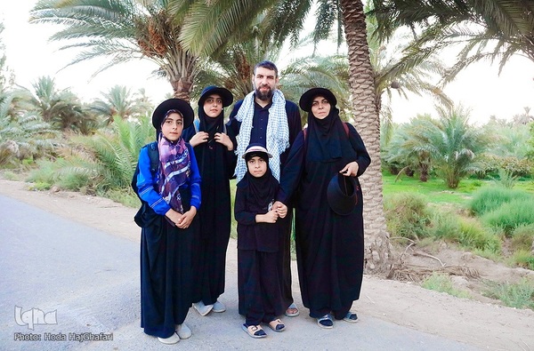 پیاده روی خانوادگی