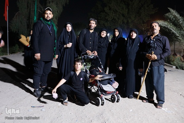 پیاده روی خانوادگی