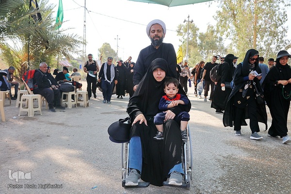 پیاده روی خانوادگی