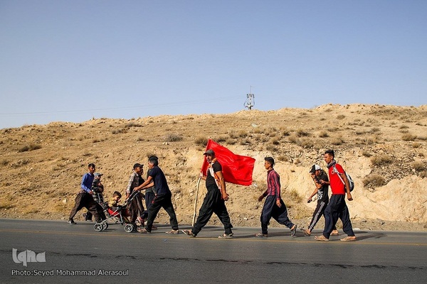 زائران پیاده امام رضا(ع)