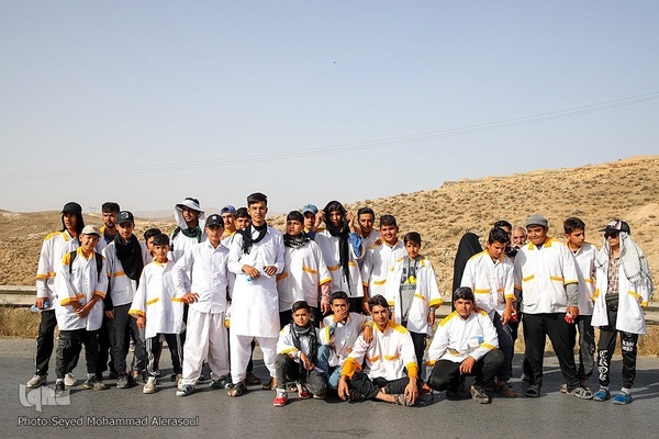 زائران پیاده امام رضا(ع)