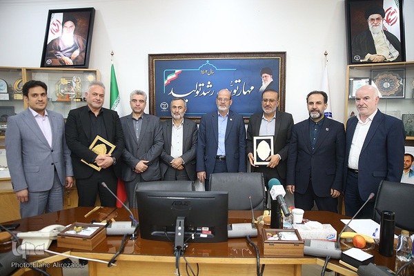 امضای قرارداد ساخت لوله مغزی سیار بین جهاددانشگاهی و شرکت سپنتا