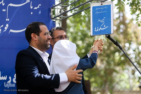 جشن شکوفه‌ها در آغاز سال تحصیلی