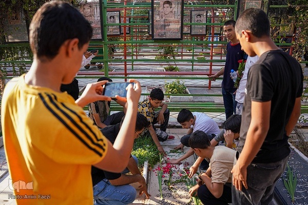 گلباران مزار شهدا در دارالرحمه شیراز