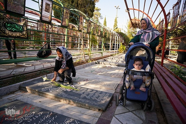 گلباران مزار شهدا در دارالرحمه شیراز