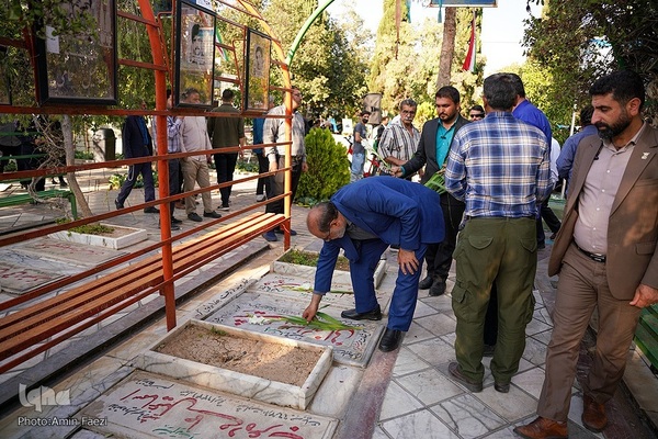گلباران مزار شهدا در دارالرحمه شیراز