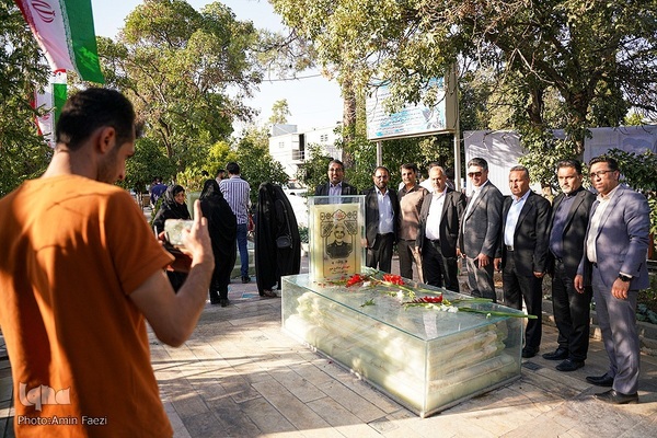 گلباران مزار شهدا در دارالرحمه شیراز