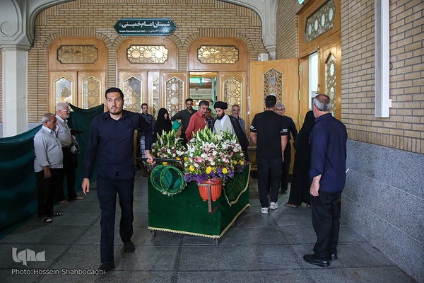 گل آرایی ضریح حضرت معصومه در آستانه سالروز ورود بانوی کرامت