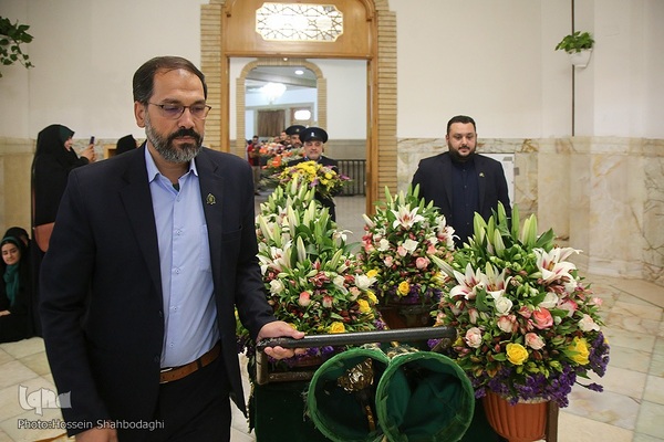 گل آرایی ضریح حضرت معصومه در آستانه سالروز ورود بانوی کرامت