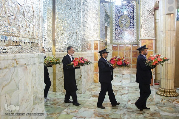 گل آرایی ضریح حضرت معصومه در آستانه سالروز ورود بانوی کرامت