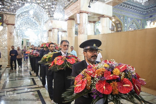 گل آرایی ضریح حضرت معصومه در آستانه سالروز ورود بانوی کرامت