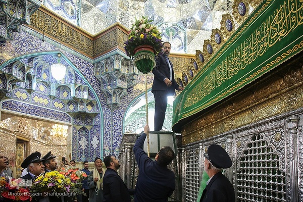 گل آرایی ضریح حضرت معصومه در آستانه سالروز ورود بانوی کرامت