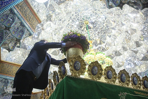 گل آرایی ضریح حضرت معصومه در آستانه سالروز ورود بانوی کرامت