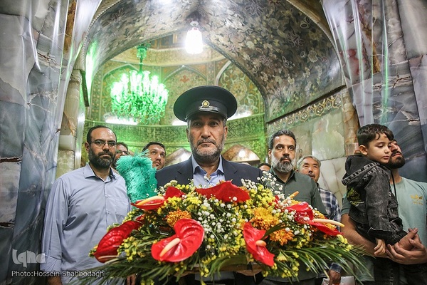گل آرایی ضریح حضرت معصومه در آستانه سالروز ورود بانوی کرامت