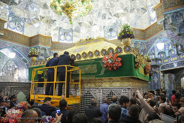 گل آرایی ضریح حضرت معصومه در آستانه سالروز ورود بانوی کرامت