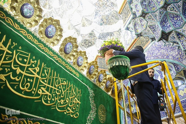 گل آرایی ضریح حضرت معصومه در آستانه سالروز ورود بانوی کرامت