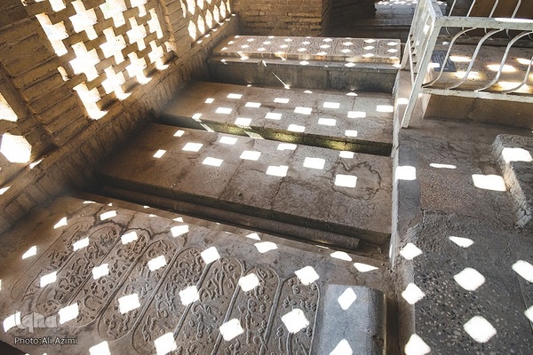 آرامگاه عباسعلی خرم لنبانی(خرم اصفهانی)شاعر،1324ق -
آرامگاه سید فخرالدین موسوی روضاتی(ادیب،شاعر،1401 ق)