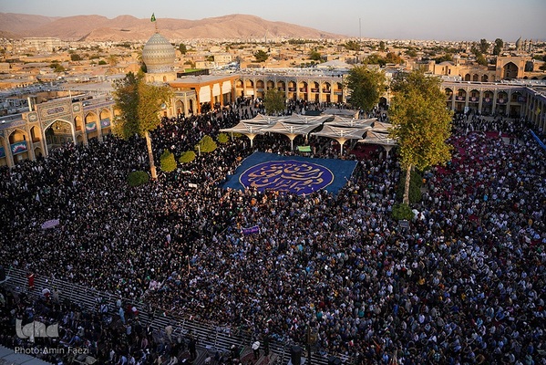 حضور رئیس جمهور در شاهچراغ و دیدار با خانواده شهدا