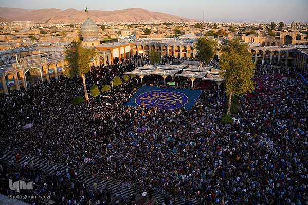 حضور رئیس جمهور در شاهچراغ و دیدار با خانواده شهدا