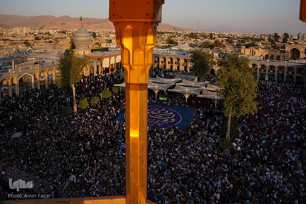 حضور رئیس جمهور در شاهچراغ و دیدار با خانواده شهدا