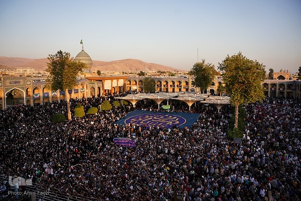 حضور رئیس جمهور در شاهچراغ و دیدار با خانواده شهدا