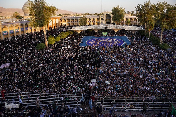 حضور رئیس جمهور در شاهچراغ و دیدار با خانواده شهدا