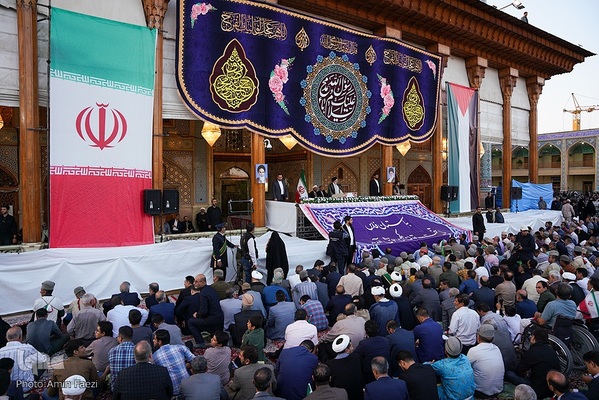 حضور رئیس جمهور در شاهچراغ و دیدار با خانواده شهدا