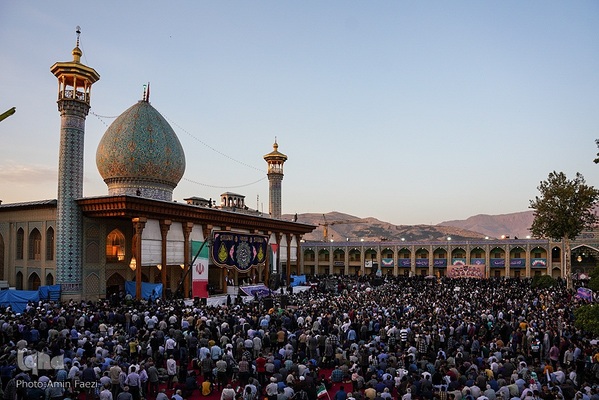 حضور رئیس جمهور در شاهچراغ و دیدار با خانواده شهدا