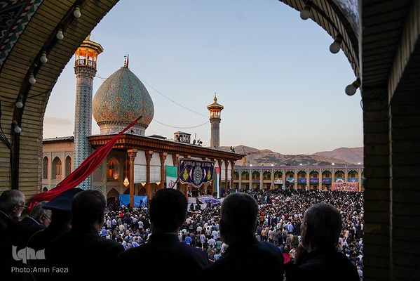 حضور رئیس جمهور در شاهچراغ و دیدار با خانواده شهدا