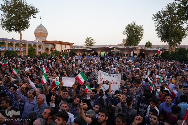 حضور رئیس جمهور در شاهچراغ و دیدار با خانواده شهدا