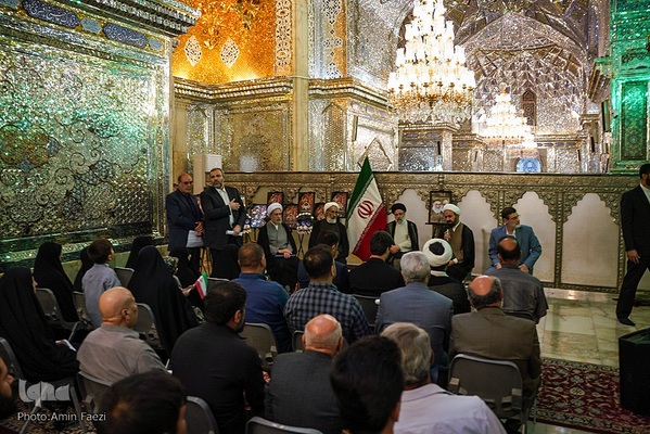 حضور رئیس جمهور در شاهچراغ و دیدار با خانواده شهدا