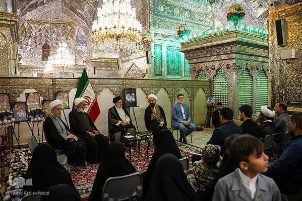 حضور رئیس جمهور در شاهچراغ و دیدار با خانواده شهدا