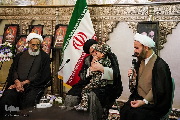 حضور رئیس جمهور در شاهچراغ و دیدار با خانواده شهدا