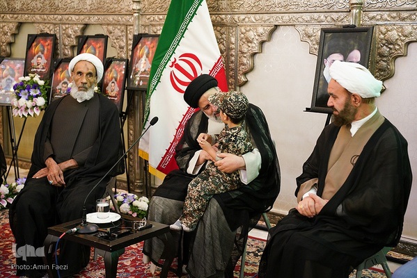 حضور رئیس جمهور در شاهچراغ و دیدار با خانواده شهدا