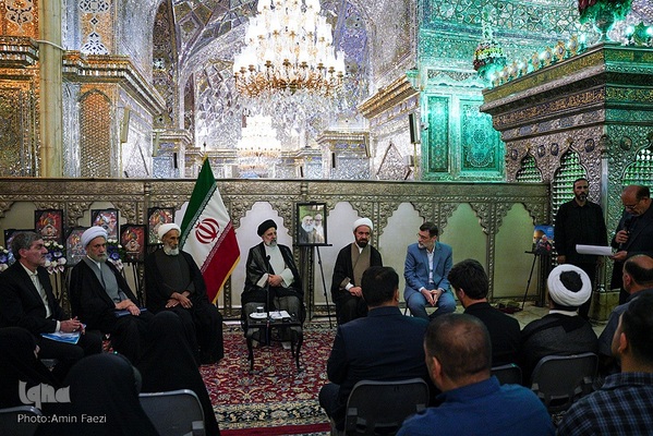 حضور رئیس جمهور در شاهچراغ و دیدار با خانواده شهدا