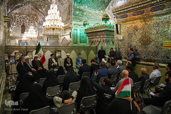 حضور رئیس جمهور در شاهچراغ و دیدار با خانواده شهدا