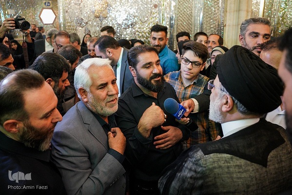 حضور رئیس جمهور در شاهچراغ و دیدار با خانواده شهدا