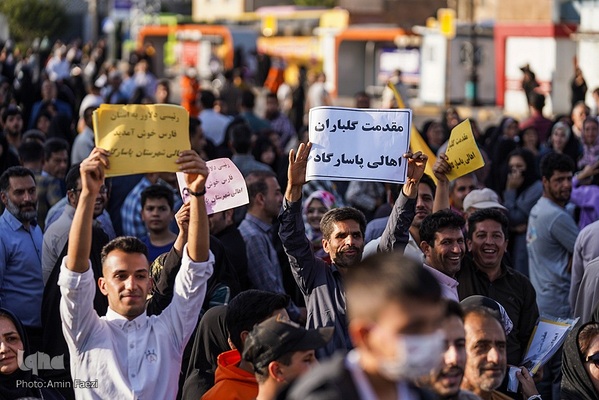 حضور رئیس جمهور در شاهچراغ و دیدار با خانواده شهدا