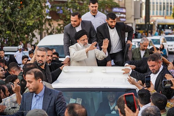 حضور رئیس جمهور در شاهچراغ و دیدار با خانواده شهدا