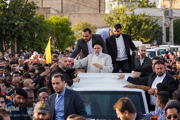 حضور رئیس جمهور در شاهچراغ و دیدار با خانواده شهدا