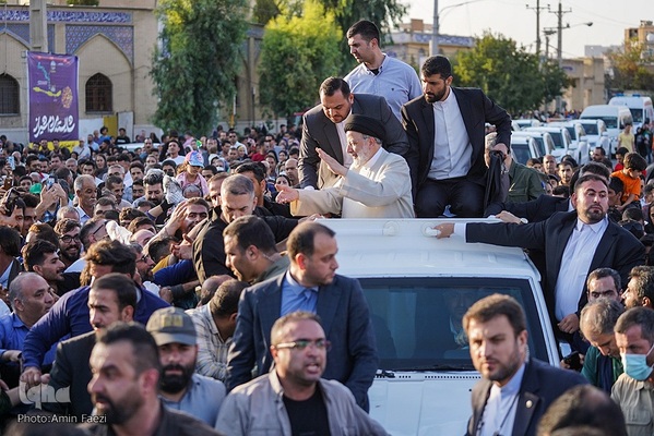 حضور رئیس جمهور در شاهچراغ و دیدار با خانواده شهدا