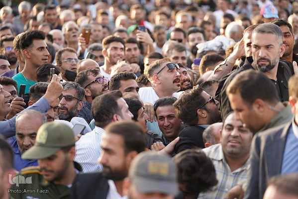 حضور رئیس جمهور در شاهچراغ و دیدار با خانواده شهدا