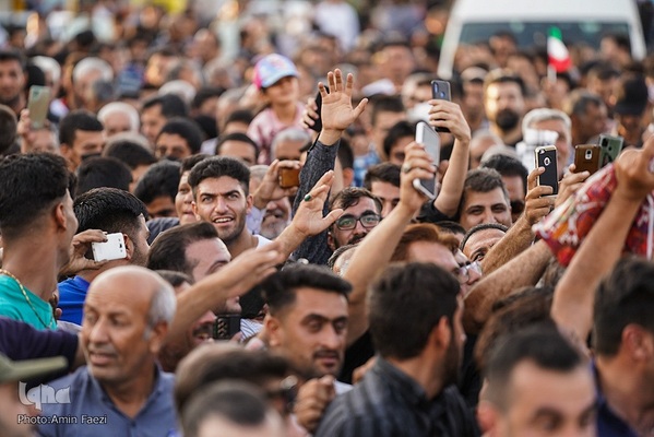 حضور رئیس جمهور در شاهچراغ و دیدار با خانواده شهدا